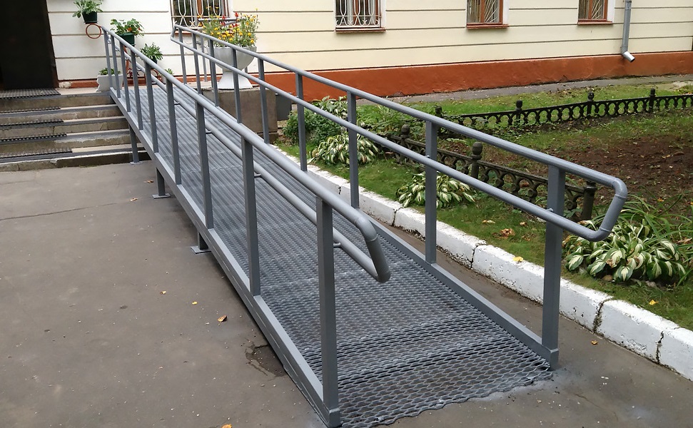 Пандус прямой однопролетный, перила из конструкционной стали.