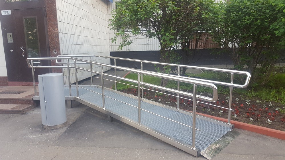Пандус однопролетный с поворотом, перила из нержавеющей стали