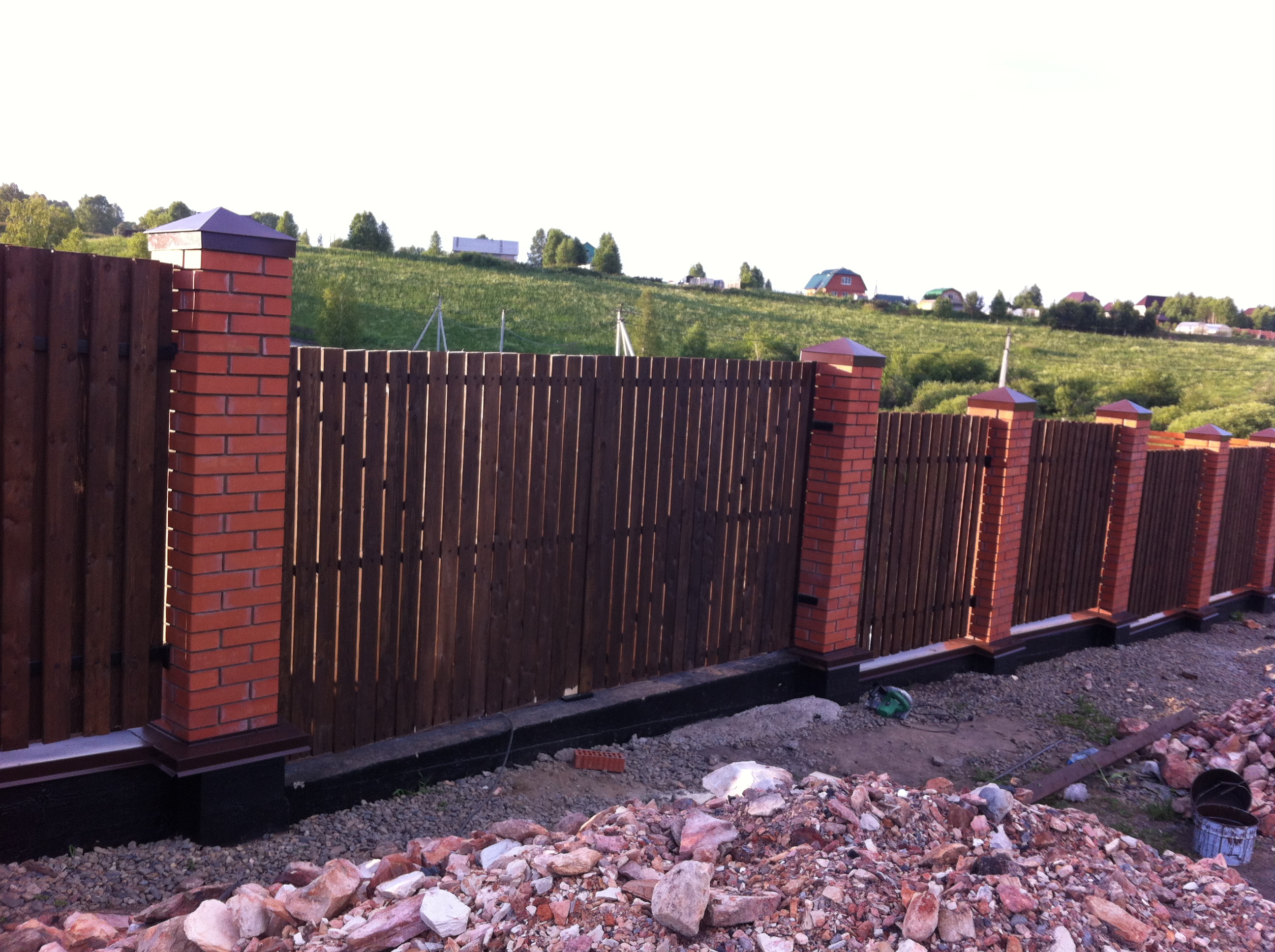 Ленточный фундамент + кирпичные столбы 390*390 мм высотой 2 метра+деревянный штакетник 100*25 мм в "шахматном порядке"