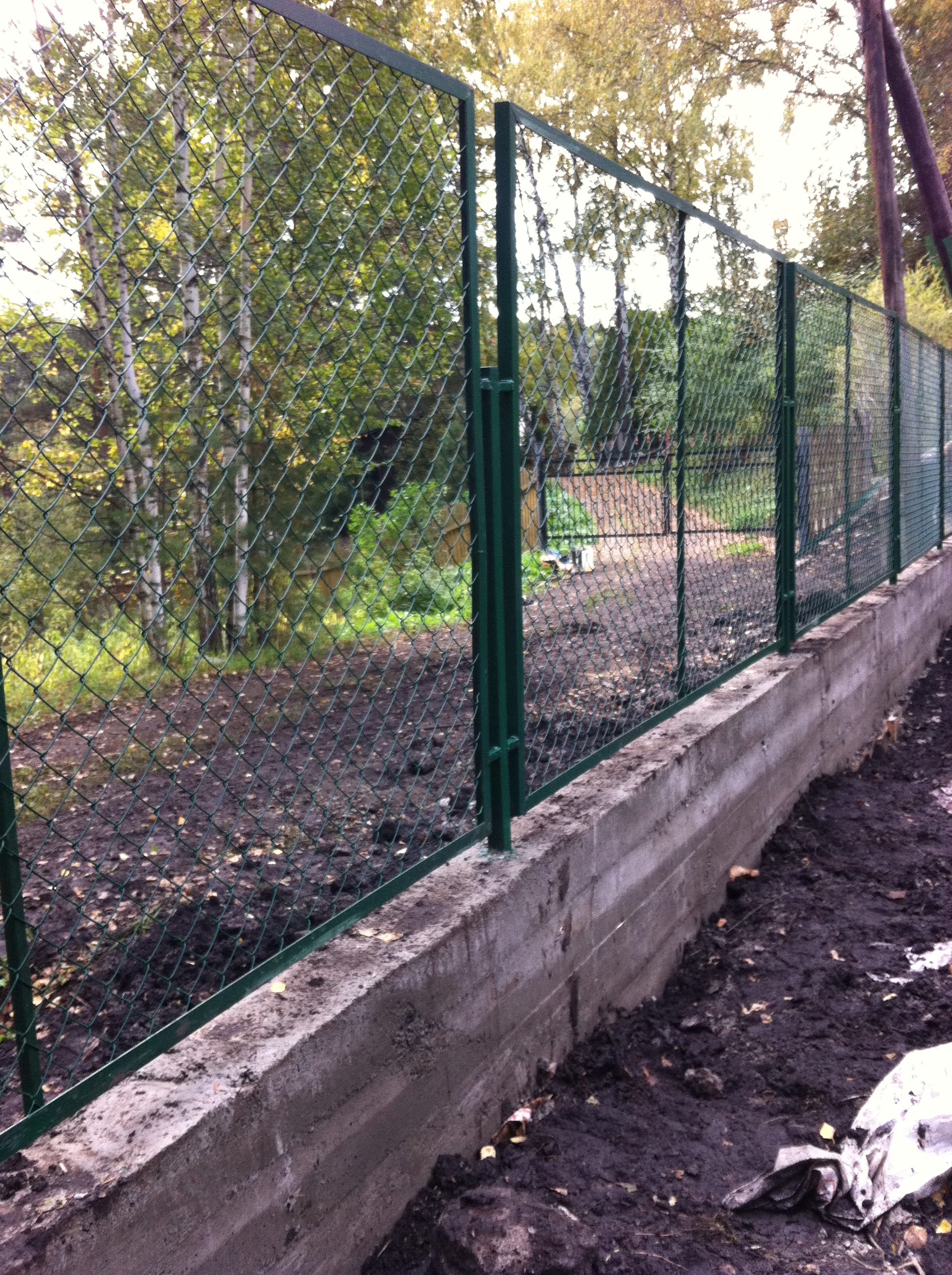 Подпорная стенка жб + секции из уголка 45*45 размером 2500*2000; Сетка рабица в пвх покрытии