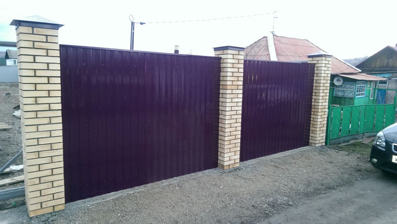 Ленточный фундамент+ кирпичные столбы 390*390 мм высотой 2,2 метра+профлист индивидуальной покраски высотой 2 м