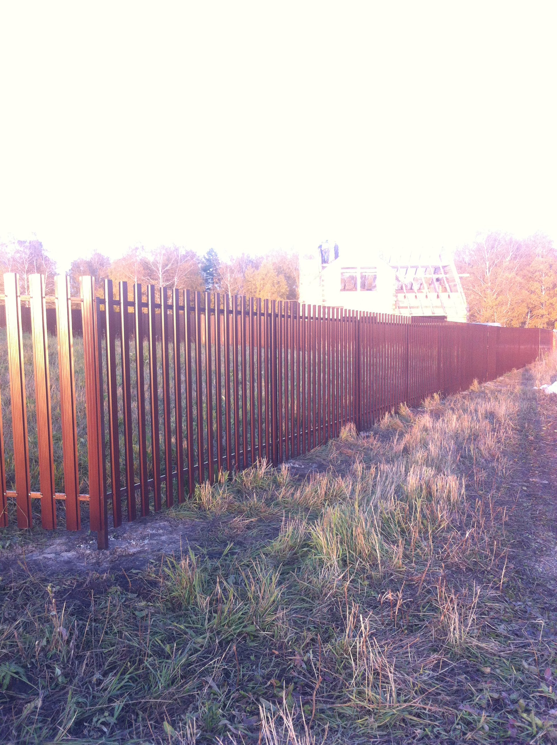 Забор из евроштакетника высотой 1,8 м.